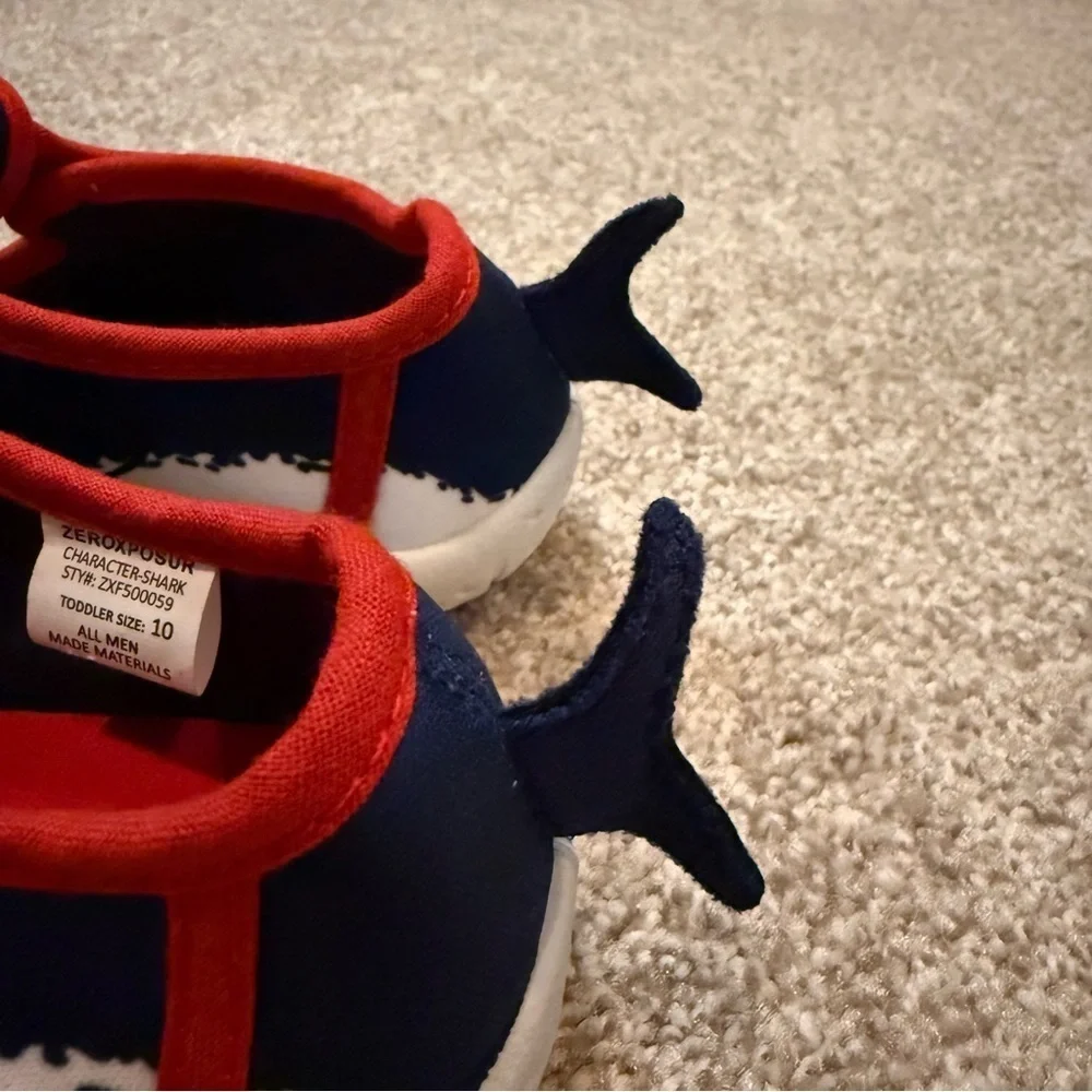 NWT ZeroXposur toddler size 10 Shark water shoes with Velcro strap